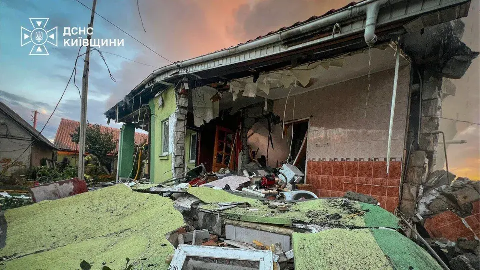 Атака на Київщину: загиблий і семеро поранених, пошкоджені будинки та склади