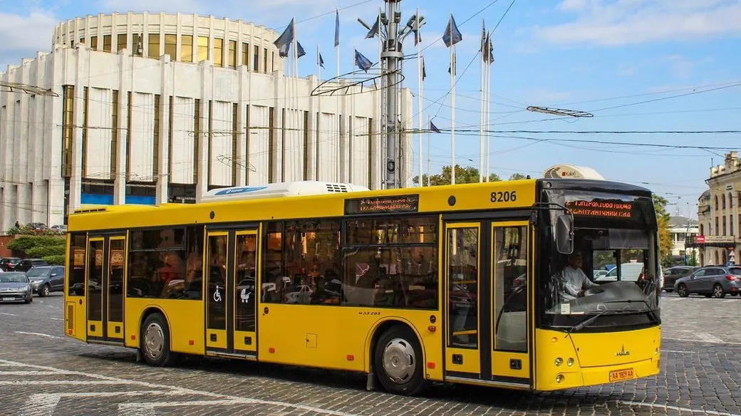 У Києві запускають тимчасовий автобус № 1-М між центром та лівим берегом
