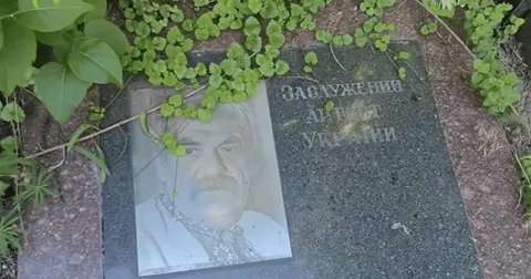 Могила Діда Панаса на Байковому кладовищі заростає бур'янами: нові кадри