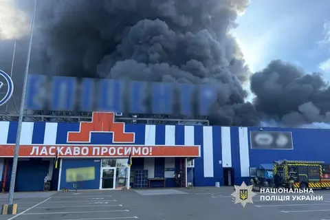 У Прилуках росіяни вдарили по «Епіцентру»: поліція закликає не наближатися