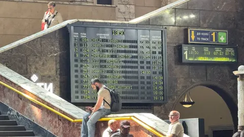На київському вокзалі затримуються шість потягів: черг немає