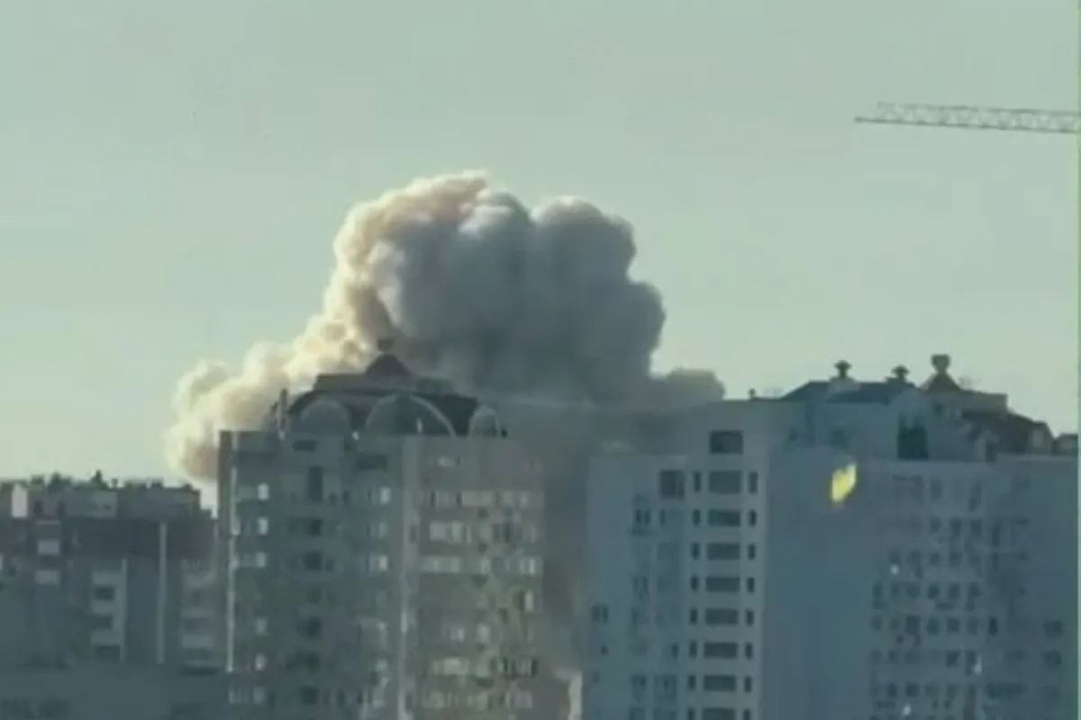 У Києві опублікували відео влучання дрона у 22-поверхівку: що відомо