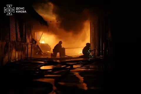 Масштабна пожежа на книжковому ринку «Петрівка»: що відомо про наслідки атаки