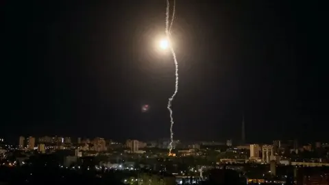 Київ під балістичним обстрілом: у столиці працює ППО