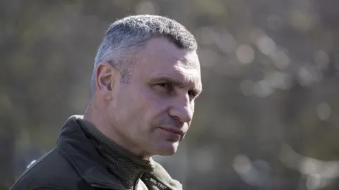 У Києві після атаки на інфраструктуру можливі перебої з гарячою водою у двох рай