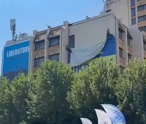 У Приштині демонстративно зняли прапор України з будівлі мерії