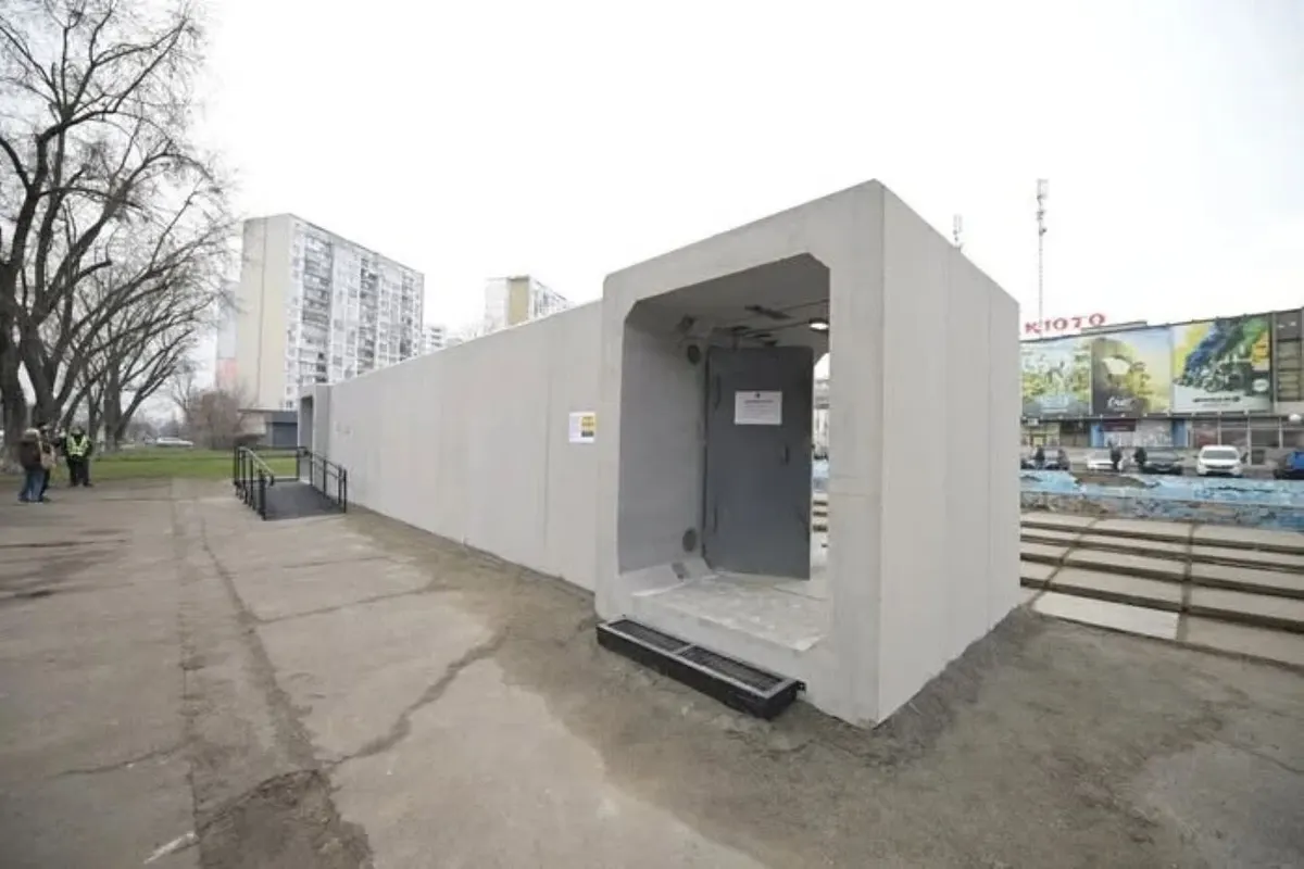У Києві за місяць обіцяють поставити 40–50 мобільних укриттів на зупинках