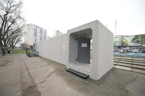 У Києві за місяць обіцяють поставити 40–50 мобільних укриттів на зупинках