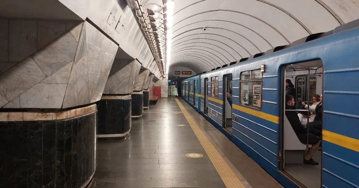 Київське метро на «зеленій» гілці курсує під час дронових тривог