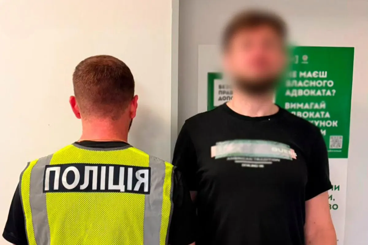 У київському готелі через помилку дівчинки поранили ножем її батька