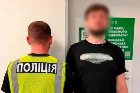 У київському готелі через помилку дівчинки поранили ножем її батька