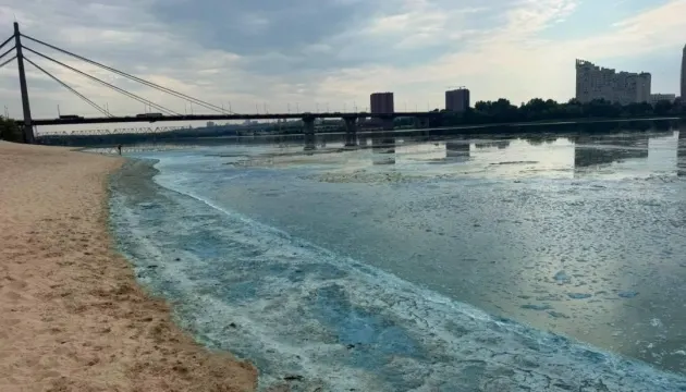 Чому вода у Дніпрі змінила колір та з’явилася піна: пояснення екологів