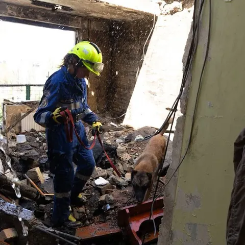 Рятувальники врятували 12 людей у Києві після атаки: що відомо