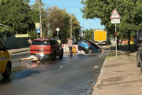 У Києві на Білицькій автомобіль провалився у яму через прорив водогону