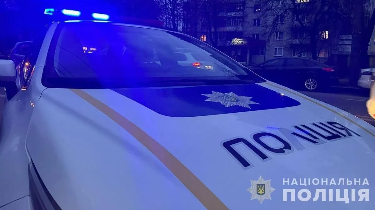 У Києві чоловік облився смолою, щоб пограбувати крамницю