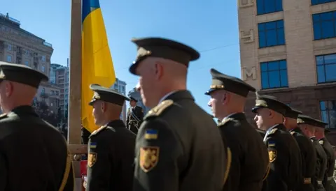 Біля Київської мерії урочисто підняли Державний прапор України