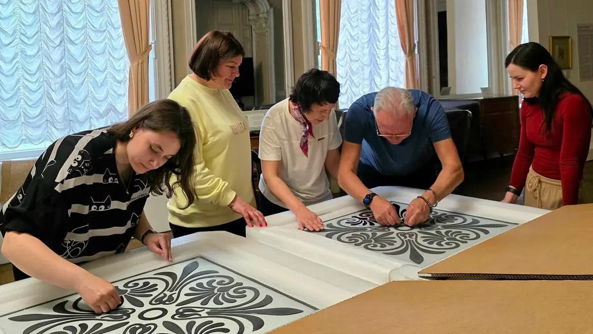 У Лондоні відтворили вітраж Київської галереї, пошкоджений обстрілом