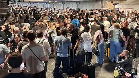 Через атаки дронів на Київ сотні пасажирів вокзалу чекають на потяги в укритті