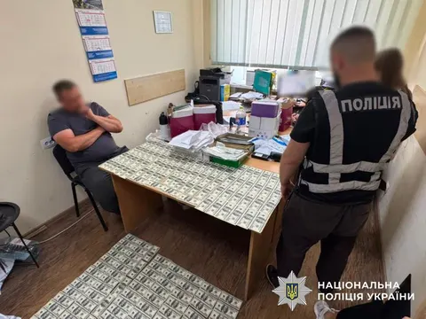 У Києві затримали ділків, які за 26 тисяч доларів обіцяли військовому переведенн