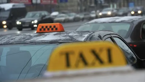 Кабмін планує обмежити ціни на таксі в Києві під час тривог