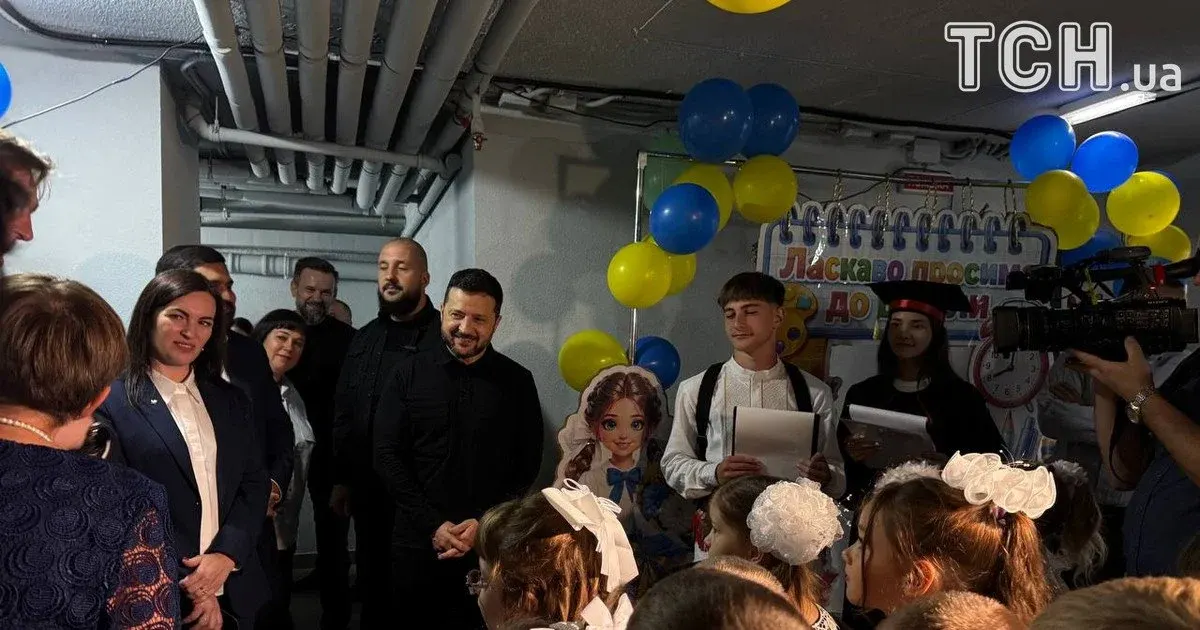 Зеленський відвідав відбудований ліцей на Київщині: свято перервала тривога
