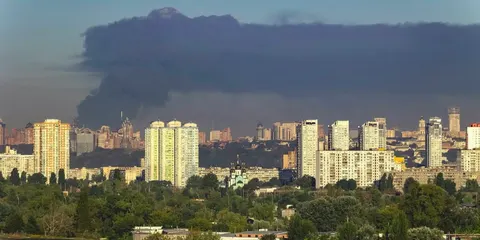 У Києві вчетверте за день оголосили тривогу: повторне влучання в нежитлову будів