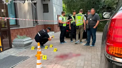 У Києві біля метро Житомирська сталася стрілянина: поліція шукає озброєного злочинця