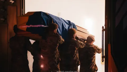 У Києві вшанували полковника Євгена Коновальця: церемонія з артилерійським лафет