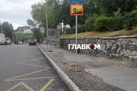 «Київпастранс»: скляні зупинки на Глибочицькій встановили ще торік у березні