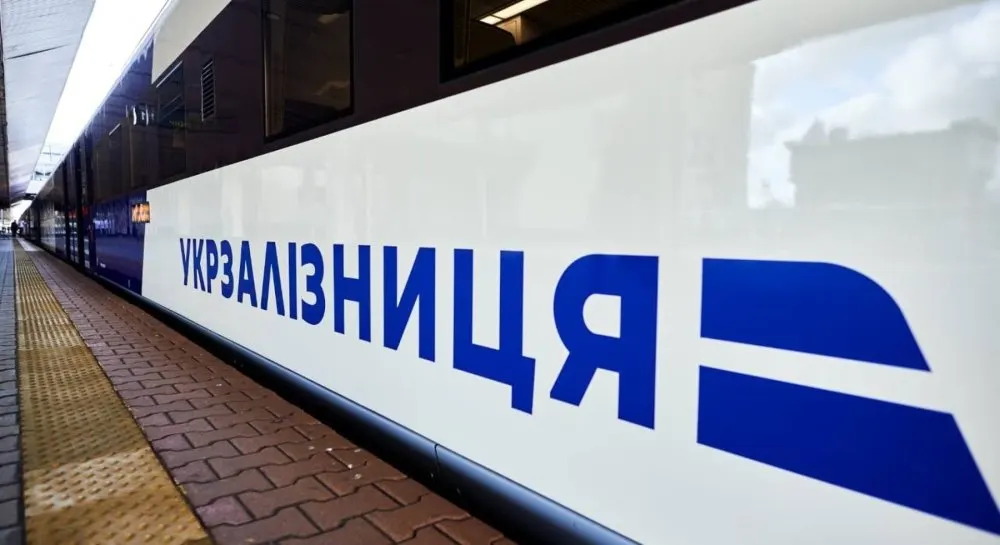 Понад 90 потягів затримуються через масовану атаку РФ на Україну