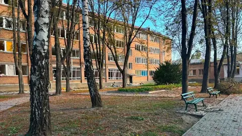 Нічна атака на Київ: пошкоджено гімназію та лікарню, є постраждалі