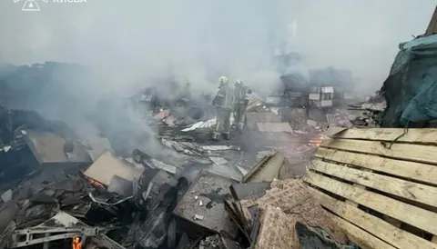 У Голосіївському районі Києва загасили пожежу, спричинену ранковим ударом РФ