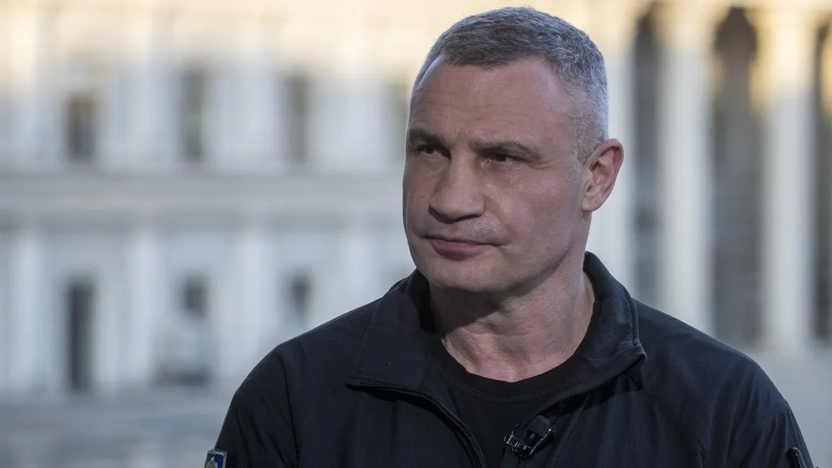 У Києві через падіння уламків БпЛА пошкоджено вхід до медзакладу