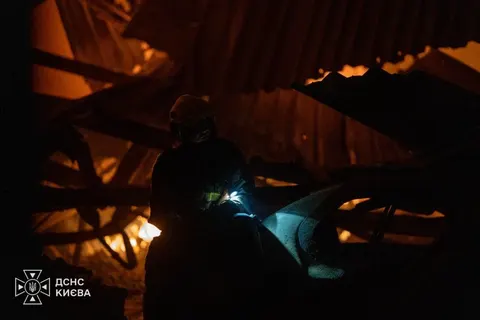 У Києві триває ліквідація наслідків нічної атаки: що відомо