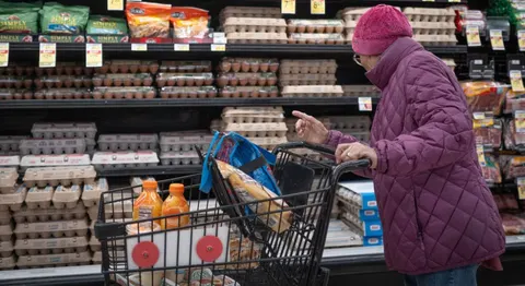 Київ формує запаси продуктів і води для пунктів незламності та вразливих киян