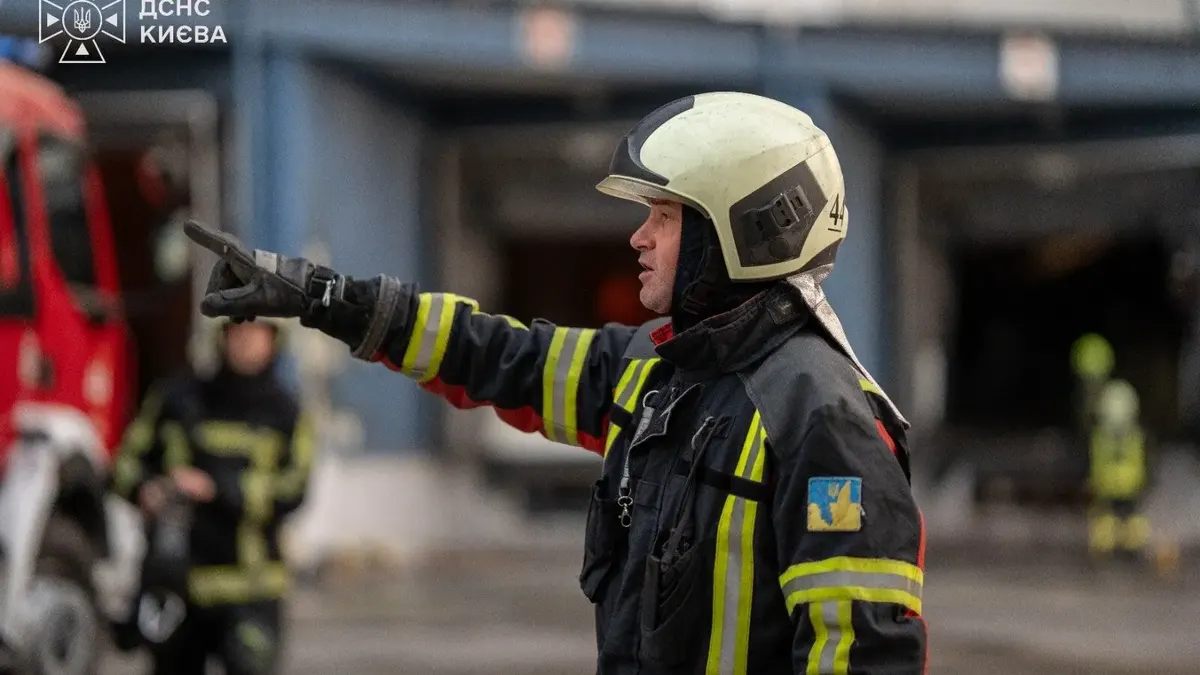 У Києві вранці дрон влучив у склад: пожежу ліквідували, постраждалих немає