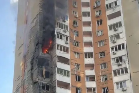 У Дарницькому районі Києва дрон влучив у 16-поверхівку