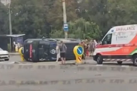 У Києві на Вишгородській перекинувся медичний мікроавтобус: є постраждалі
