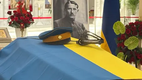 Прах Євгена Коновальця доправили до Софійського собору в Києві