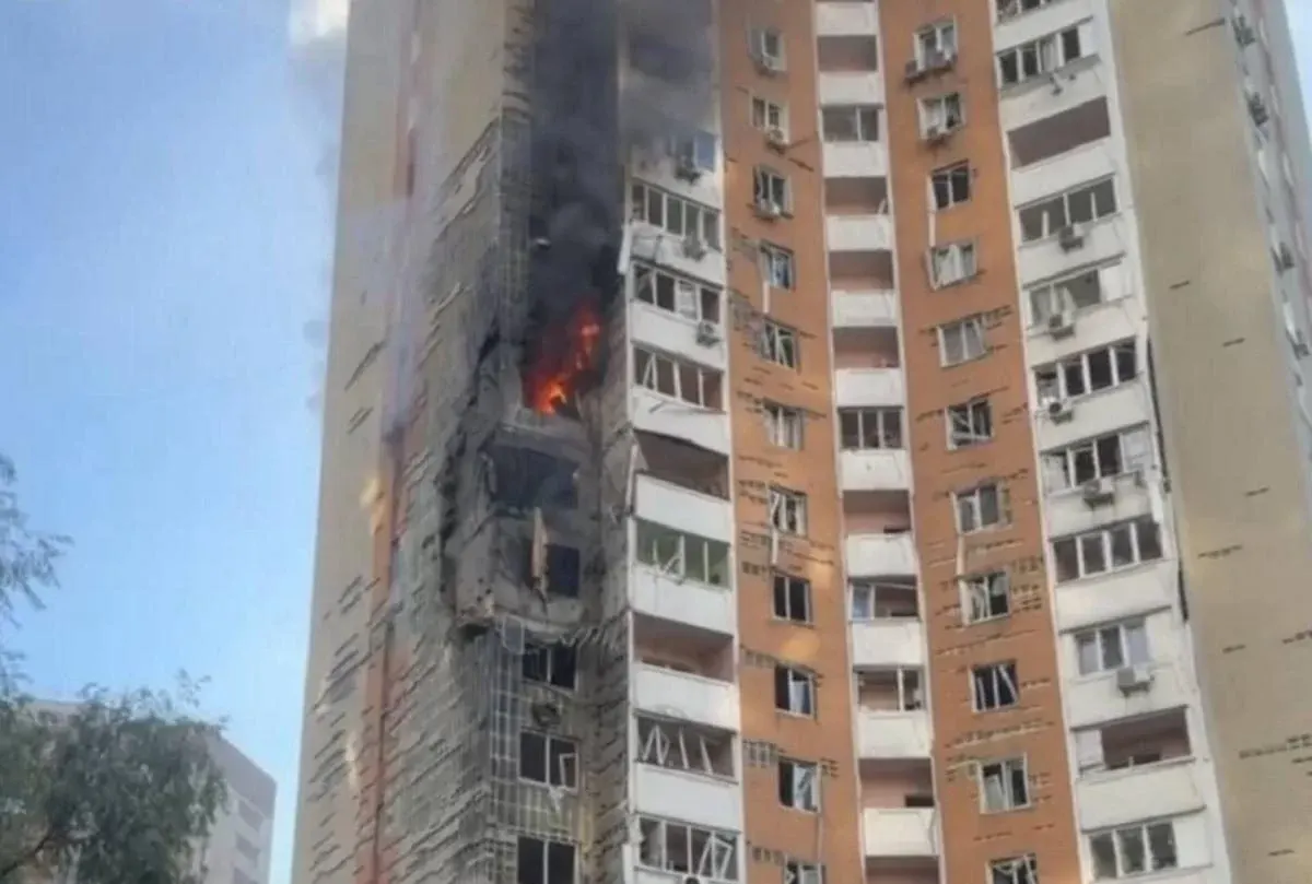 У Києві російський дрон влучив у житловий будинок: що відомо