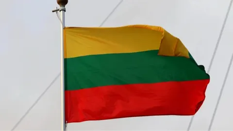 Литва викличе представника РФ через пошкодження посольства в Києві