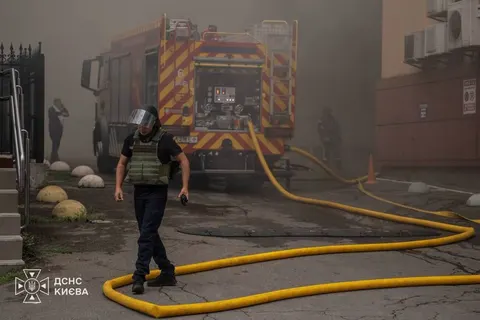 Атака дронів на Київ: у трьох районах зафіксували падіння уламків та пожежі