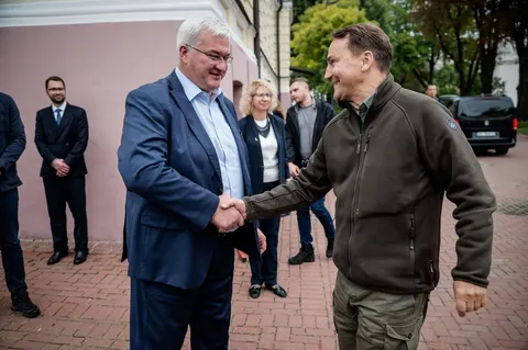 Сибіга подякував Сікорському за волонтерську підтримку під час візиту до Києва
