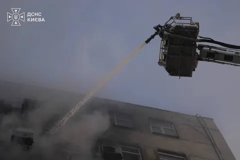 Наслідки нічної ракетної атаки на Київ: загиблий і поранені