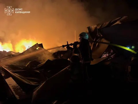 Атака на Київщину: одна загибла, 21 поранений, пожежі на складах