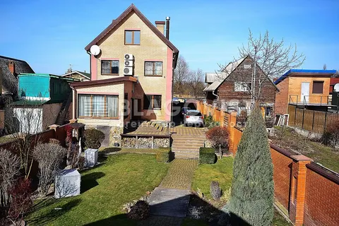 Елітний будинок з виходом на воду продають на Київщині за 300 000 доларів