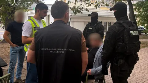 У Києві затримали чоловіка, який обіцяв військовозобов'язаному «білий квиток» за