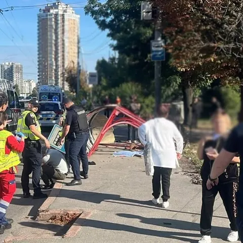 Смертельна ДТП у Києві: автівка влетіла в маршрутку та зупинку