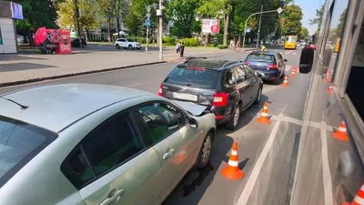 У Житомирі на перехресті Київської та Острозької зіткнулися три автівки