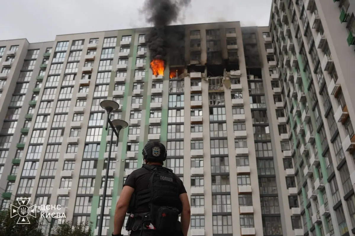 Удар дрона по 16-поверхівці в Києві: троє постраждалих, пожежу загасили